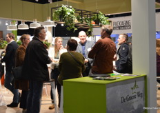 Een drukke bedoeling bij De Groene Weg. In het midden: Mendy van Toor en Henk Oudenampsen. De Groene Weg heeft onlangs de laatste stap gezet om te komen tot de formele keten voor biologisch lamsvlees uit Nederland.